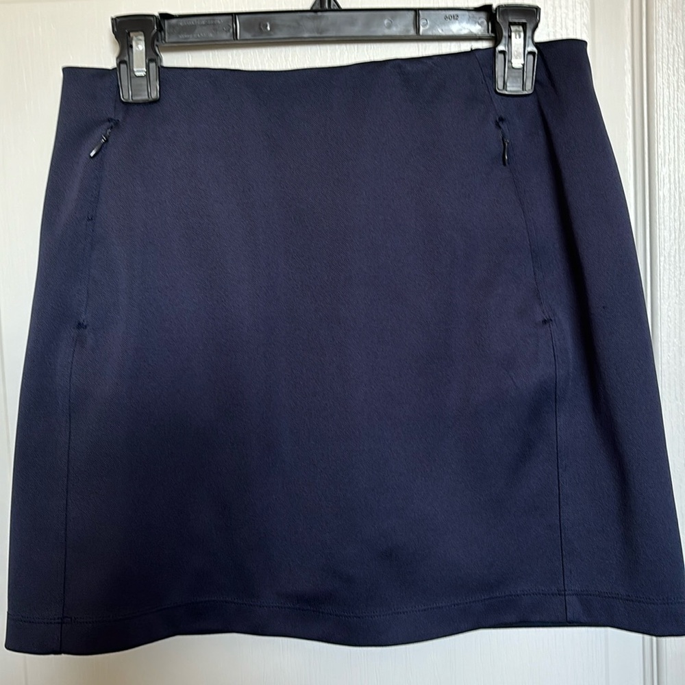 EUC Tory Sport size small, navy pull on skirt/skort.